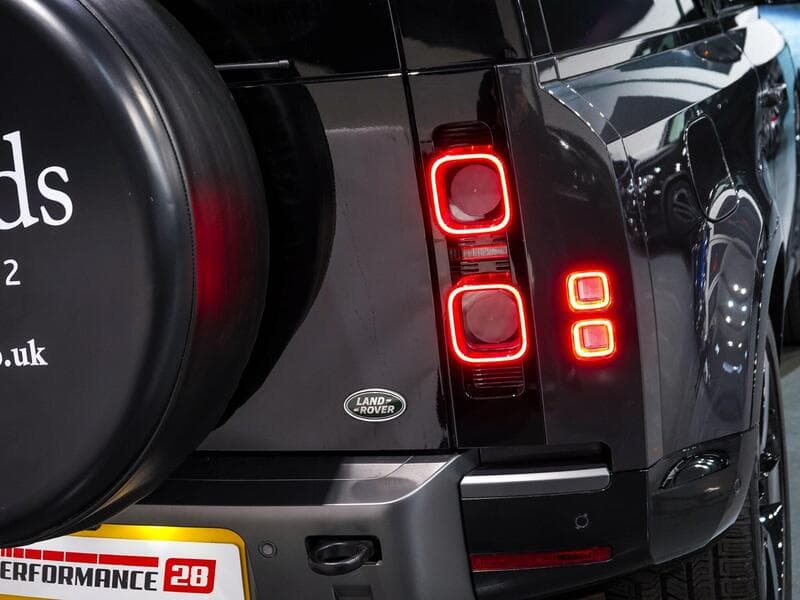 2023 Land Rover Defender 90 - Thumbnail 45