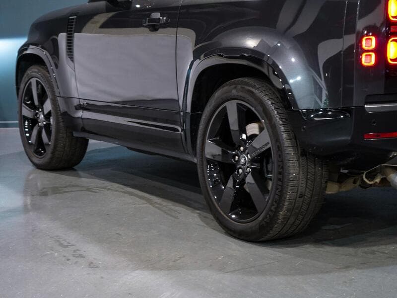 2023 Land Rover Defender 90 - Thumbnail 38