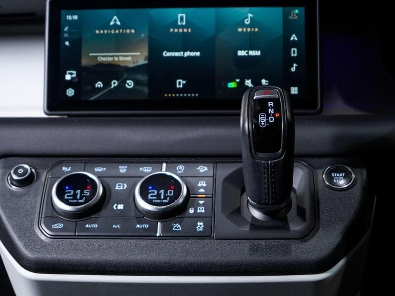 2024 Land Rover Defender 110 - Thumbnail 33