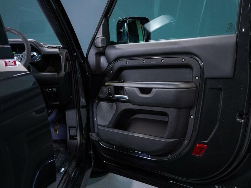 2023 Land Rover Defender 90 - Thumbnail 20