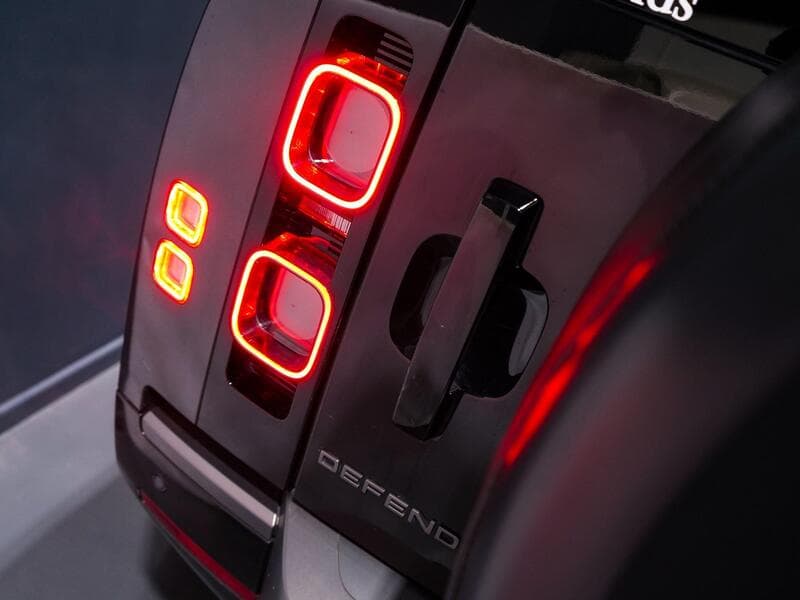 2023 Land Rover Defender 90 - Thumbnail 40